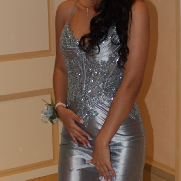 Mermaid Sleeveless Sequined and Beaded Court Train Prom Party Dress
Size 2 - Picture 4 of 5